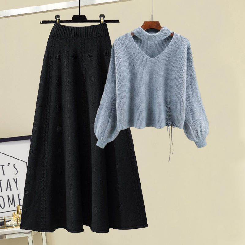 ブルーセーター+ブラックスカート