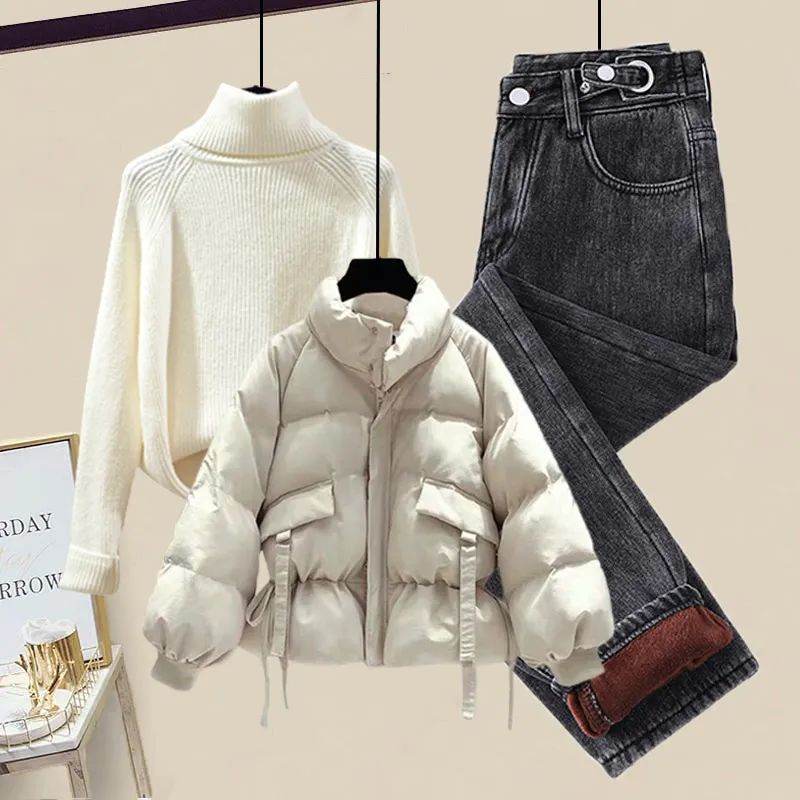 ホワイトセーター+アイボリーコート+ブラックパンツ