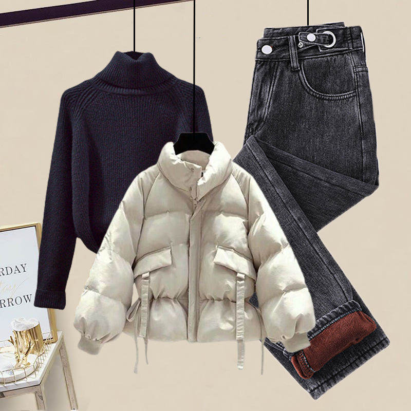 ブラックセーター+アイボリーコート+ブラックパンツ